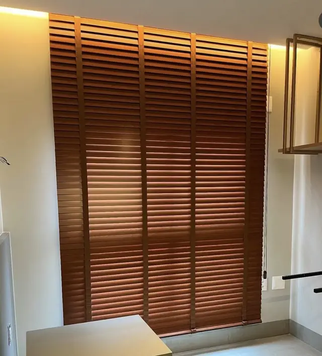 Persiana em Madeira sob medida instalada pela Essency Ambientes em Goiânia, foto 4